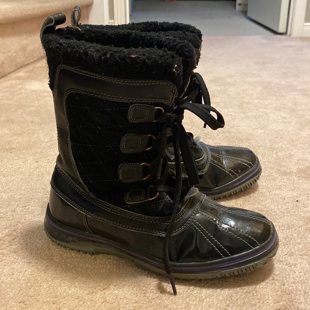 Black winter boots